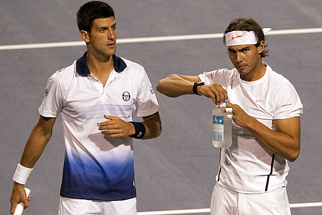 Nadal y Djokovic, durante el partido de dobles. (Foto: AP)
