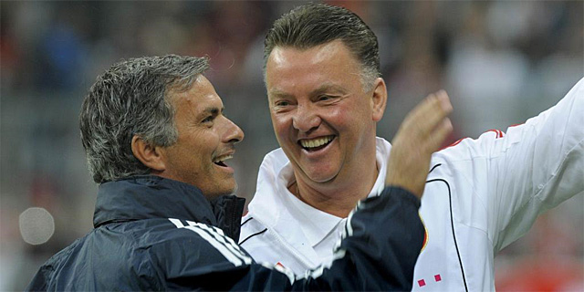 Jose Mourinho, junto a Louis van Gaal, antes del Bayern-Real Madrid del viernes. (AFP)