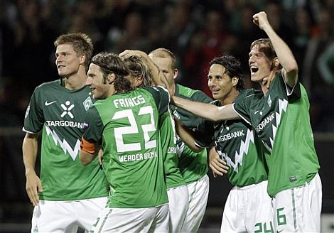 Los jugadores del Werder Bremen celebran un gol a la Sampdoria. | AP