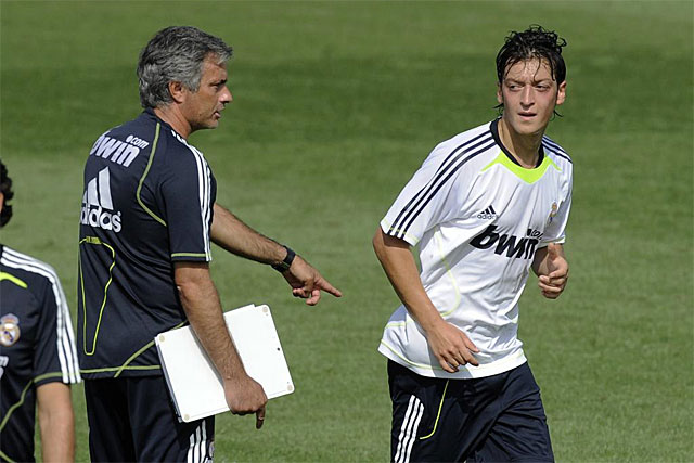 Mourinho y zil, durante un entrenamiento. | Afp