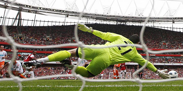 Walcott anota el segundo de sus tres goles ante el Blackpool en el Emirates. (REUTERS)