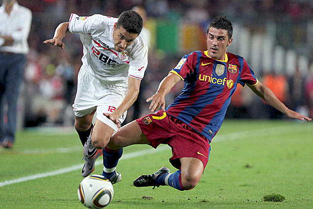 Villa (derecha) intenta robar el baln a Navas durante el partido de vuelta de la Supercopa. (Foto: EFE)