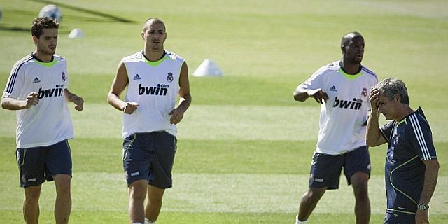 Mourinho, durante el entrenamiento en Valdebebas. | Efe
