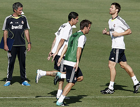 Mourinho observa atentamente a sus jugadores del entrenamiento. | Efe