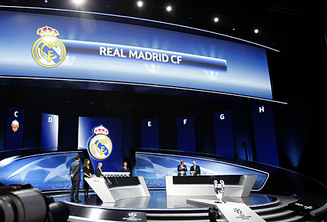 Maicon, segundo por la derecha, sac la papeleta del Madrid. (Reuters)