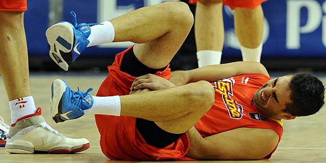Navarro se duele en el suelo tras un golpe de Gelabale en un dedo. (Foto: Afp)