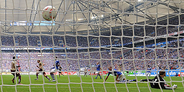 Konstantin Rausch marca el primer gol a Schalke 04. (Fotot: EFE)
