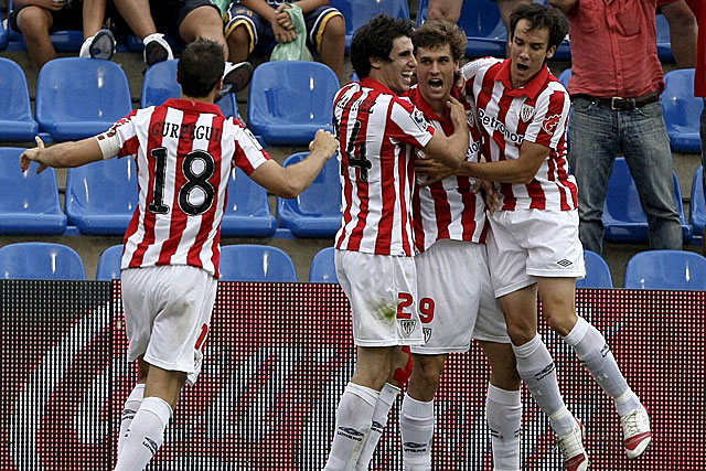 Los jugadores del Athletic celebran el tanto obtenido por Llorente (segundo por la derecha). (Foto: EFE)