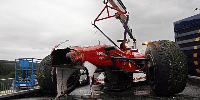 La gra se lleva el coche de Alonso tras su accidente en Spa. (Foto: Afp)