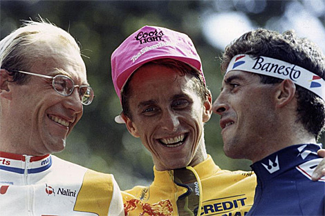 Fignon (i), LeMond (c) y Delgado, en el podio del Tour de 1989. | Reuters