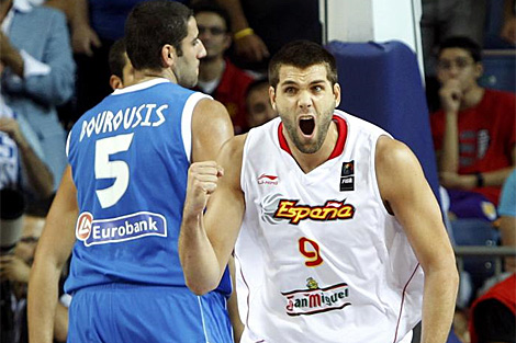 Felipe Reyes celebra una canasta ante Grecia. | Reuters
