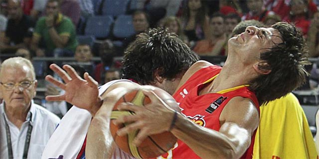 Ricky Rubio, acosado por un jugador de Serbia, en un momento del partido. (EFE)