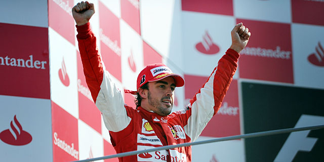 Fernando Alonso celebra su victoria en Monza. | Afp