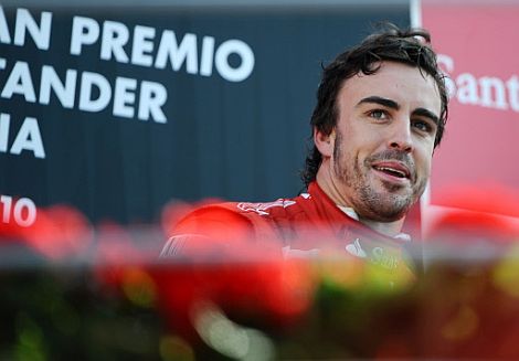 Fernando Alonso, en el podio de Monza. | Afp