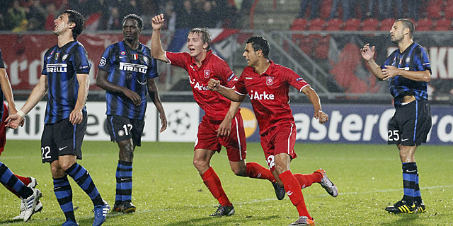Los jugadores del Twente celebran el gol en propia puerta de Diego Milito. | Reuters
