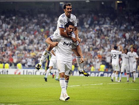 Higuan y Arbeloa celebran el primer gol del Real Madrid al Ajax. (Afp)