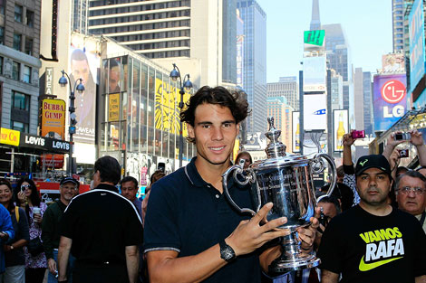Rafa Nadal ensea su trofeo en Times Square (Nueva York), antes de viajar a Espaa. | Afp