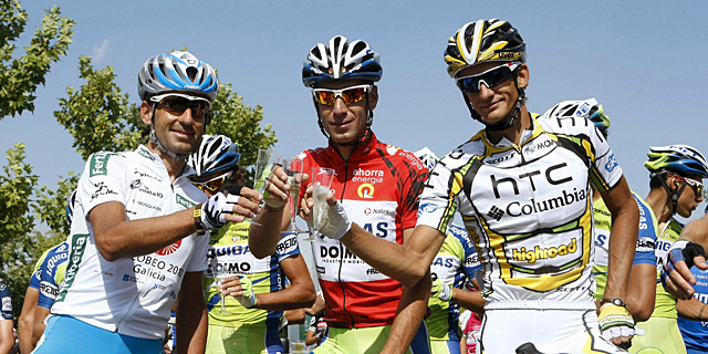 Nibali, junto a Mosquera y Velits, antes de la última etapa de la Vuelta. | Efe