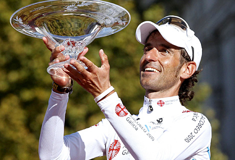Ezequiel Mosquera, con el trofeo al segundo de la Vuelta a España. (Efe)