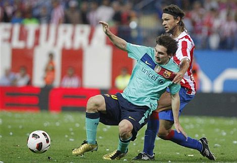 Tomas Ujfalusi y Leo Messi, protagonistas de la jornada. | Ap