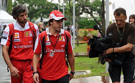 Fernando Alonso, a su llegada al circuito de Marina Bay. | Afp