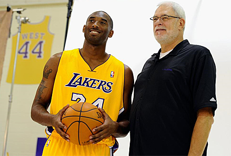 Phil Jackson junto a Kobe Bryant en una sesin de fotos. | Afp