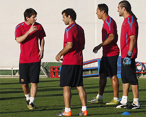 Messi, Adriano, Mascherano y Pinto en un entrenamiento. | Reuters
