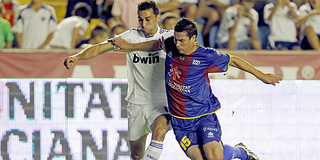 Arbeloa pugna con Miguel Robuste en el ltimo encuentro de liga. | Ap