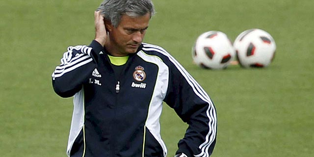 Mourinho, durante un entrenamiento en Valdebebas. (Foto: Efe)