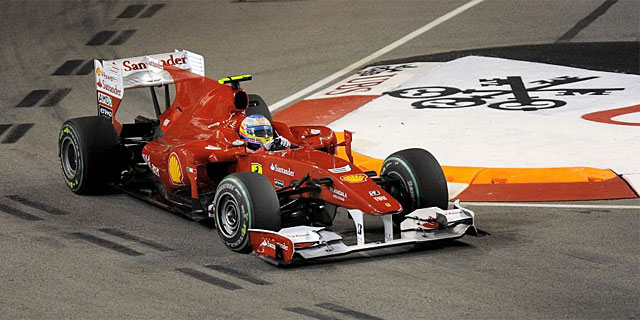 Fernando Alonso, en cabeza durante el Gran Premio de Singapur. (AFP)