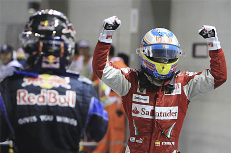 Alonso celebra ante Vettel su victoria. (AFP)