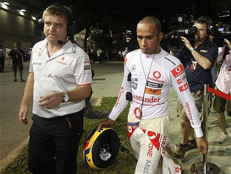 Hamilton, tras abandonar la carrera en Singapur. | Ap
