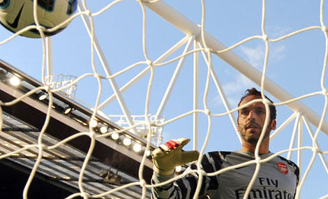 Almunia recoge el baln del fondo de la red el pasado fin de semana, | AFP Photo