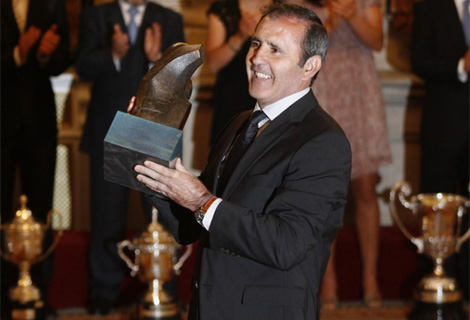 El golfista Severiano Ballesteros recoge el Premio Nacional del Deporte en el Palacio Real.