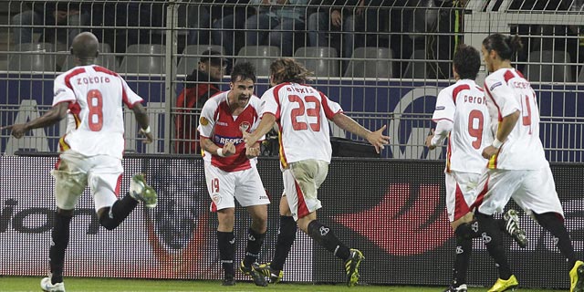 Los jugadores del Sevilla celebran el gol de Cigarini. | AP Photo