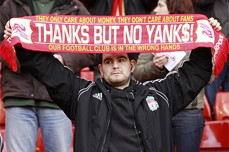 Un aficionado del Liverpool muestra una bufanda con el lema: 'Gracias, pero 'yankees' no. Slo les importa el dinero, no los hinchas'. | Reuters