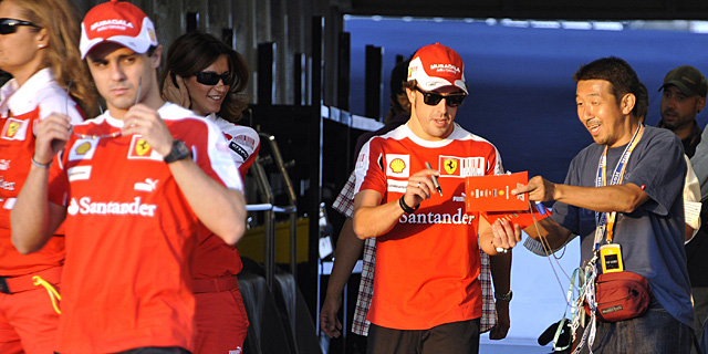 Felipe Massa (izq.) y Fernando Alonso, en el circuito de Suzuka. | AFP
