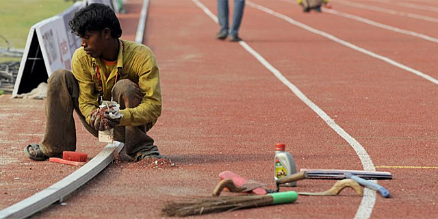 Un operario trabaja en el mantenimiento del estadio Jawaharlal Nehru. | Reuters