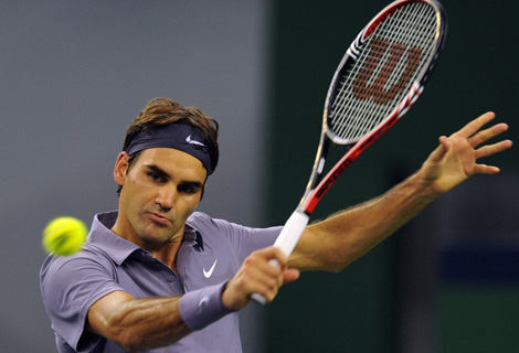 El suizo Roger Federer devuelve una pelota en su partido contra Novak Djokovic. Foto: AFP