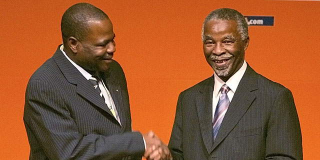 Foto de archivo de Amus Adamu (izquierda) junto al presidente sudafricano Thabo Mbaki. (REUTERS)
