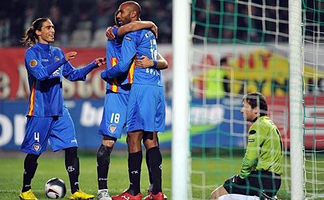 Negredo y Cceres felicitan a Kanout tras el 0-1 en Lviv. (Foto: Afp)