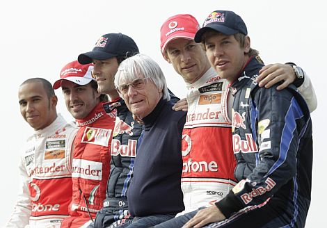 De izda a dcha: Hamilton, Alonso, Webber, Ecclestone, Button y Vettel. | Reuters
