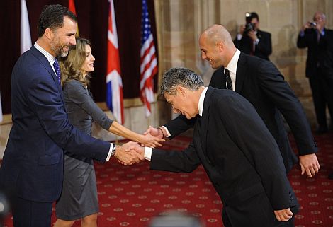 Pepe Reina y ngel Mara Villar saludan a los Prncipes de Asturias. | Reuters
