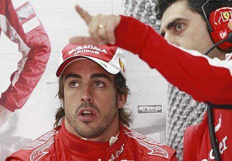 Fernando Alonso charla con su ingeniero. | Efe