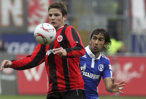 Schwegler lucha por el baln con Ral en el partido entre el Schalke y el Eintracht Frankfurt. Efe