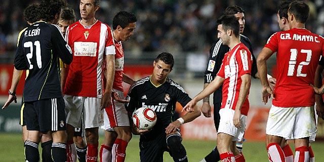 Cristiano, rodeado de futbolistas del Murcia, tras recibir una falta. (Foto: Reuters)
