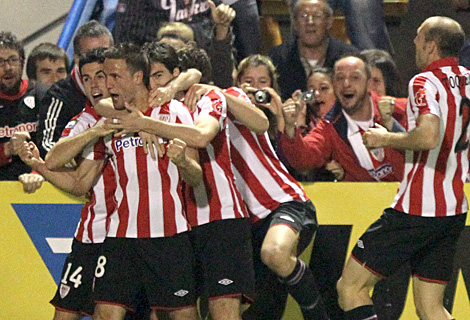 Carlos Gurpegui celebra con sus compaeros el gol del Athletic. (Efe)