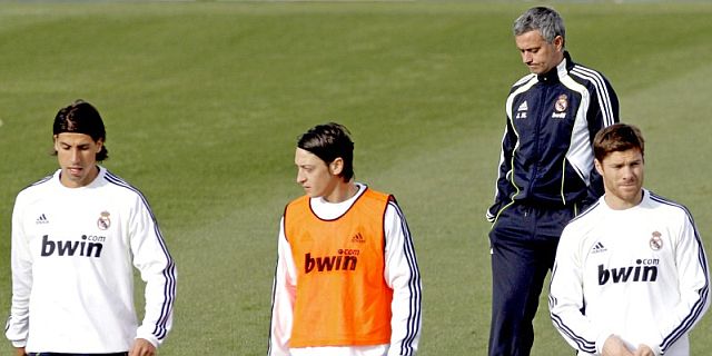 Khedira, Ozil y Xabi Alonso, con Mourinho, en el entrenamiento. | Efe