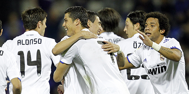 Cristiano Ronaldo y Di Mara celebran el primer tanto de los blancos en Alicante. | Efe