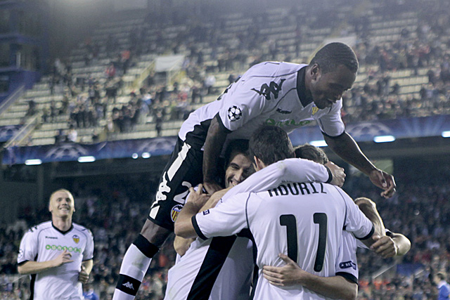 Los jugadores del Valencia celebran el segundo gol de Soldado. (Foto: AP)